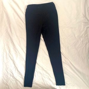 Only worn 1-2 times. Size small black leggings. Very stretching and comfortable.